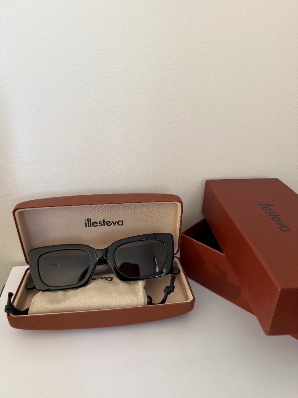 illesteva Wilson Sunglasses - Black / Grey Flat NWOT